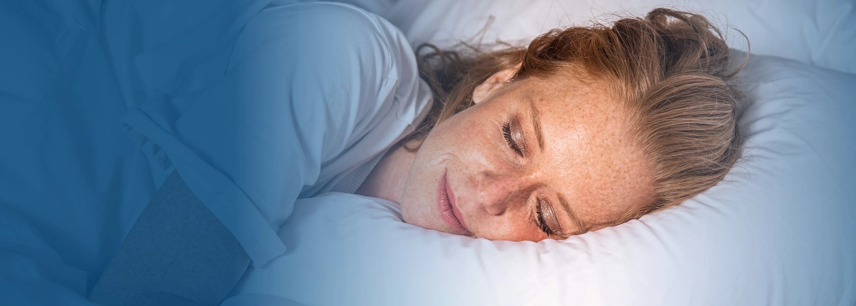 Mujer durmiendo sobre almohada